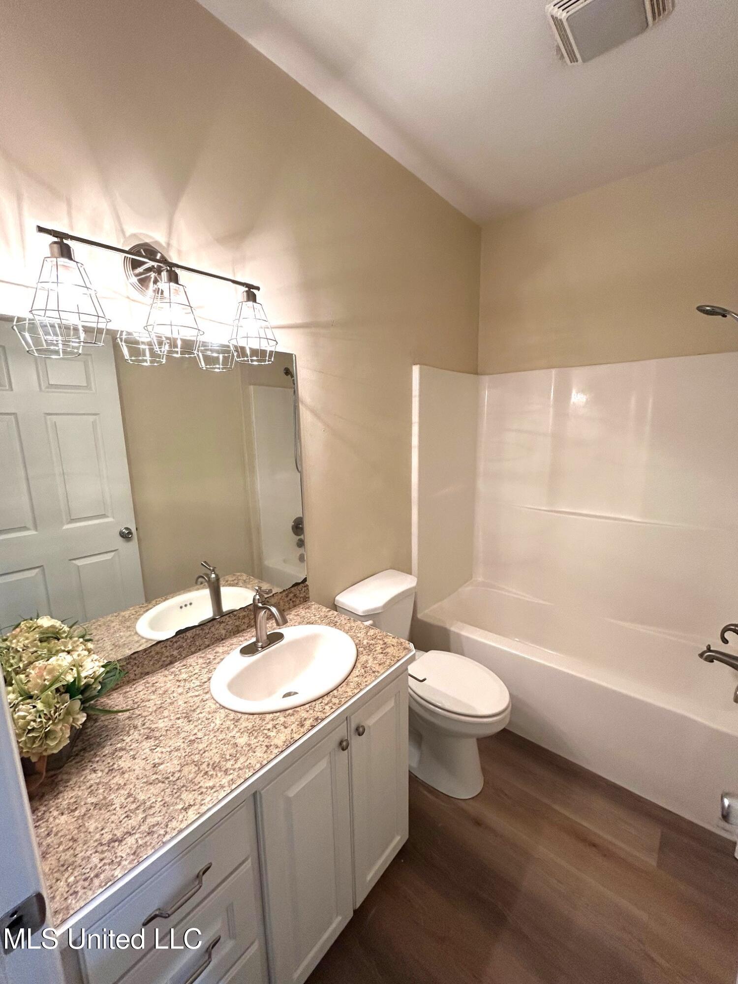 1025 Clover Lane McComb, MS 39648 - Photo 14 of 17 Hall bath