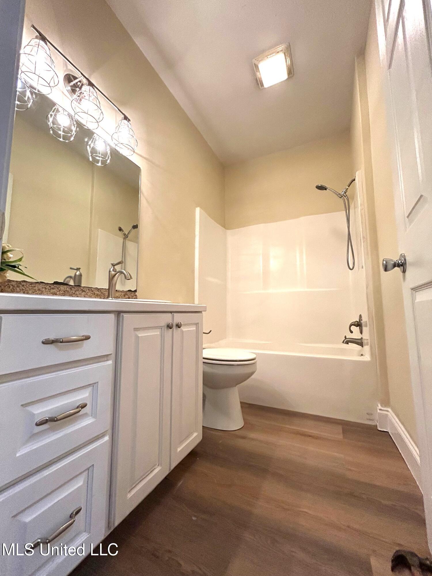 1025 Clover Lane McComb, MS 39648 - Photo 15 of 17 Hall bath