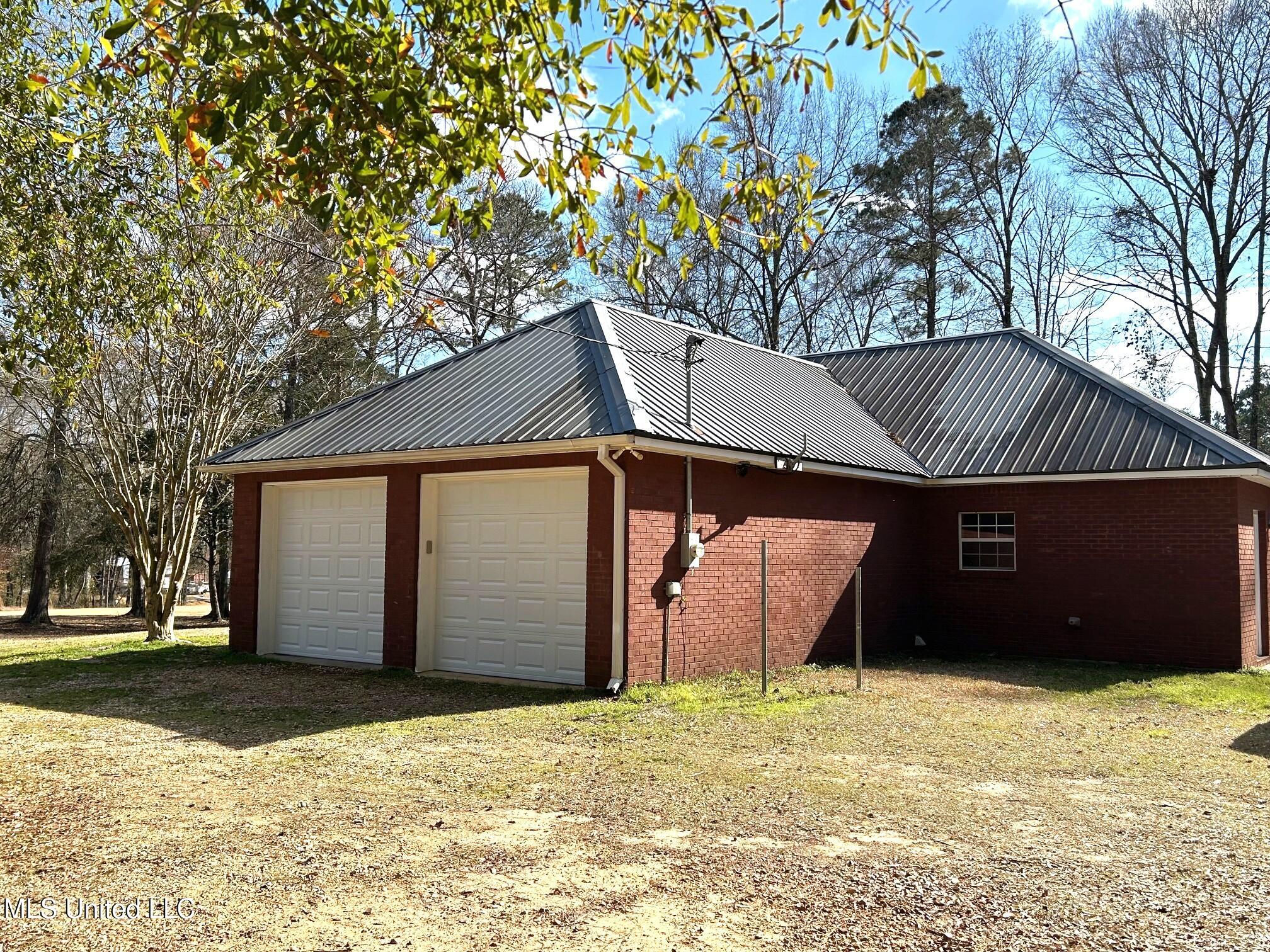 1025 Clover Lane McComb, MS 39648 - Photo 3 of 17 Garage