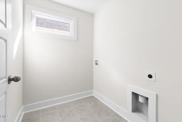 a view of a house with backyard and garden