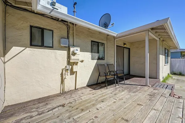 a view of a house with backyard