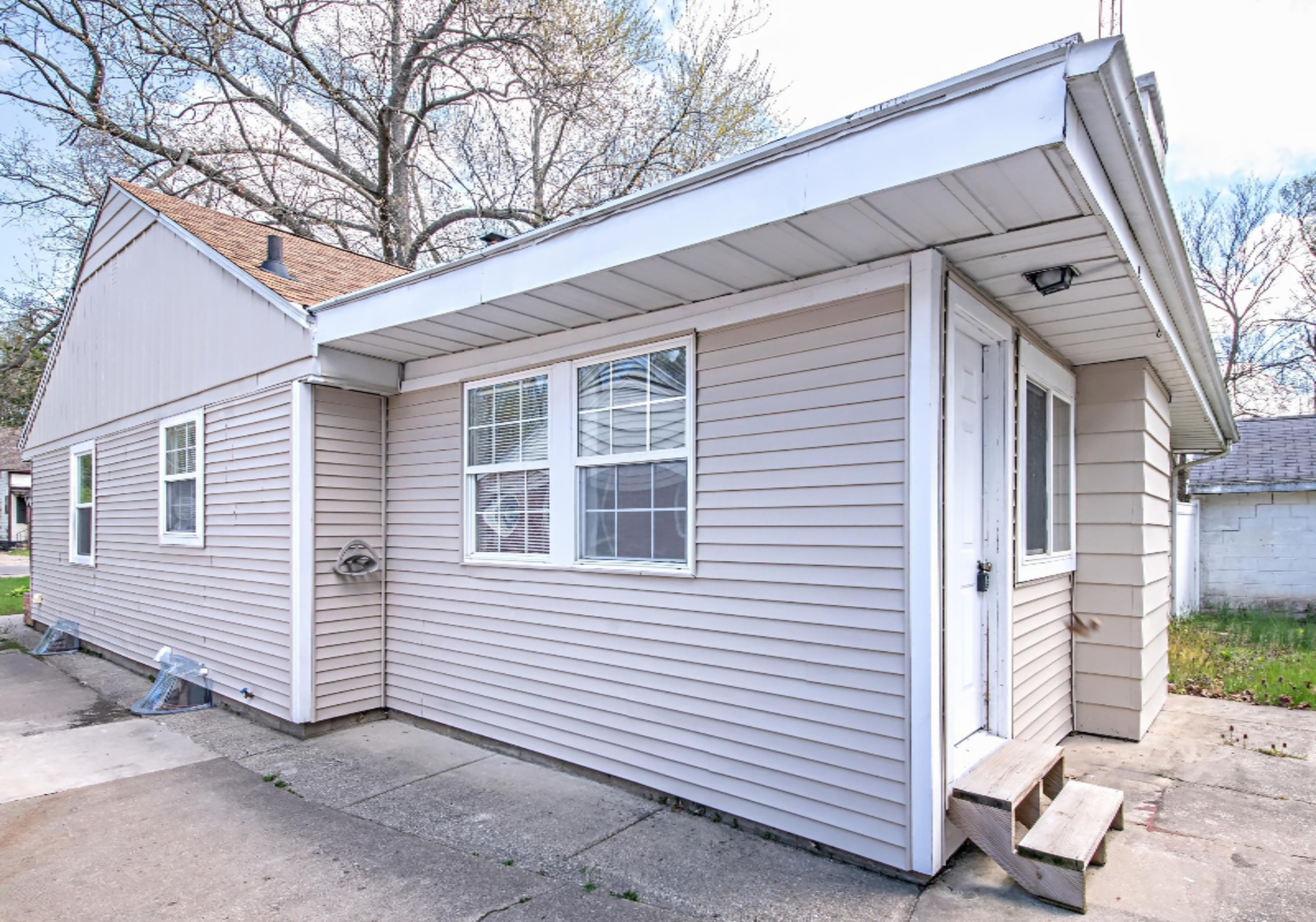 222 Hampton Road Benton Harbor, MI 49022 - Photo 2 of 25 DSC05520_pe