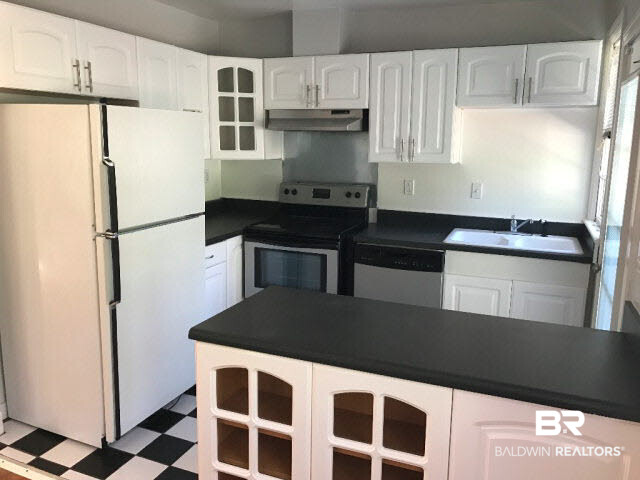 323 West Pineview Lane Mobile, AL 36608 - Photo 3 of 12 For Lease: 323 Pineview Lane West, Mobile, AL 36608 Kitchen