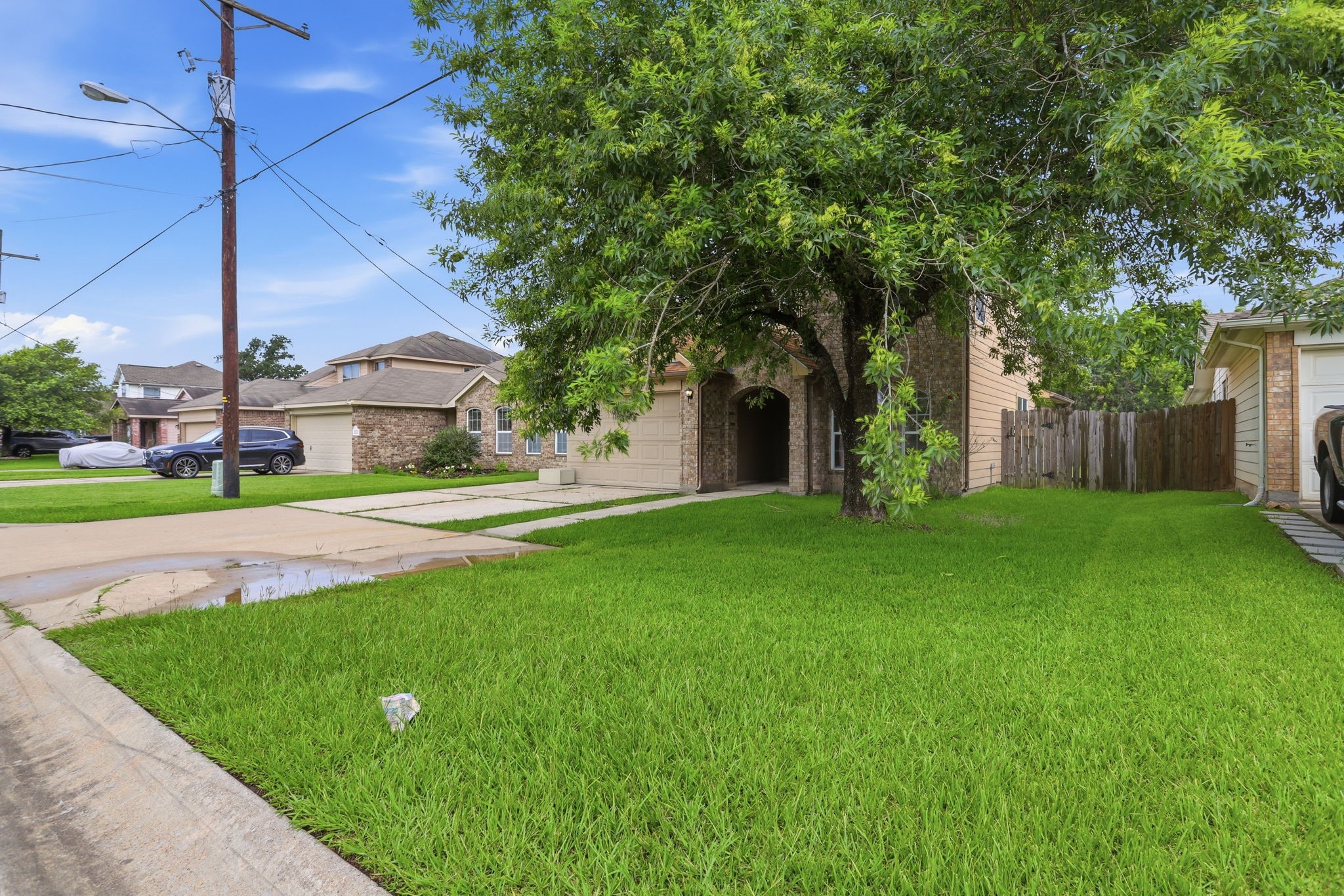 2325 Shady Tree Lane Conroe, TX 77301 - Photo 2 of 46