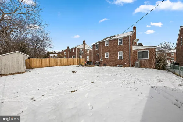 a view of backyard of the house