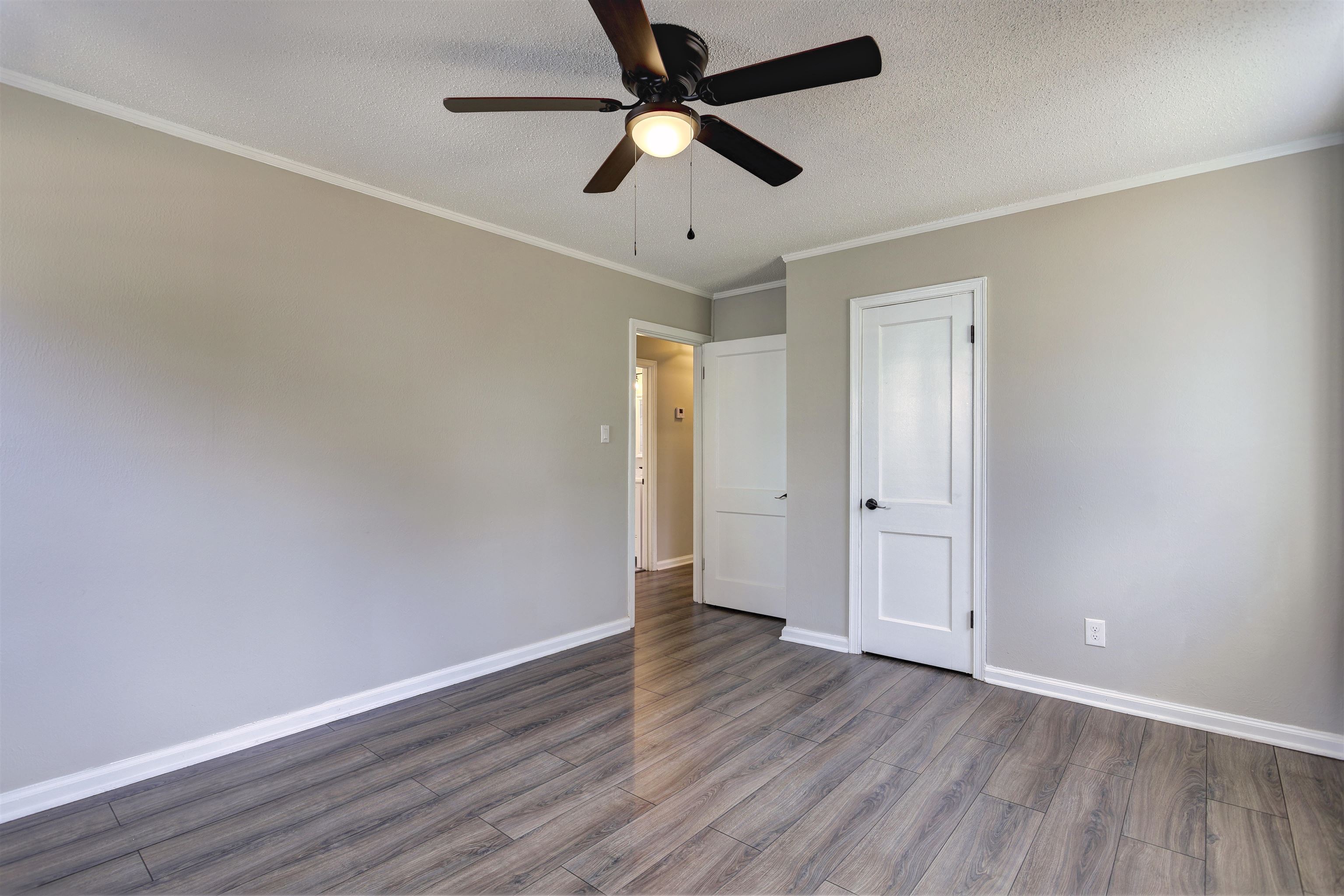 942 Wingfield Road Memphis, TN 38122 - Photo 21 of 24 an empty room with wooden floor and ceiling fan