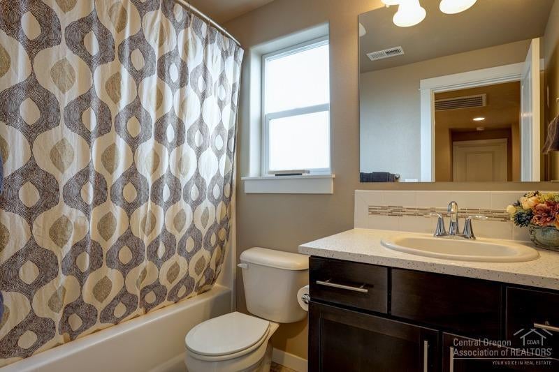 4535 Southwest Volcano View Way Redmond, OR 97756 - Photo 17 of 25 Gallery Image 17