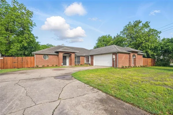 $2,500 | 829 Hunters Creek Drive, DeSoto, TX 75115