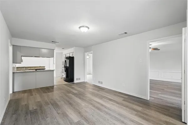 $2,500 | 829 Hunters Creek Drive, DeSoto, TX 75115