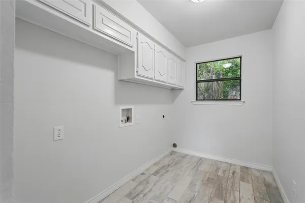 $2,500 | 829 Hunters Creek Drive, DeSoto, TX 75115