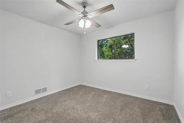 $2,500 | 829 Hunters Creek Drive, DeSoto, TX 75115