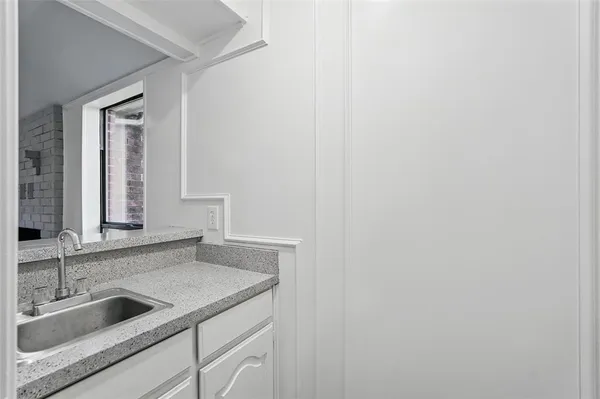 $2,500 | 829 Hunters Creek Drive, DeSoto, TX 75115