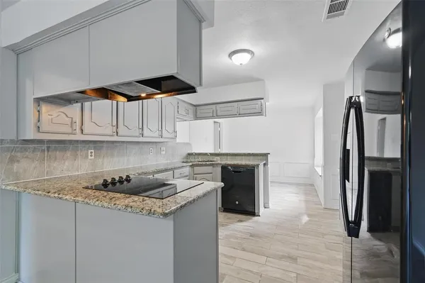 $2,500 | 829 Hunters Creek Drive, DeSoto, TX 75115