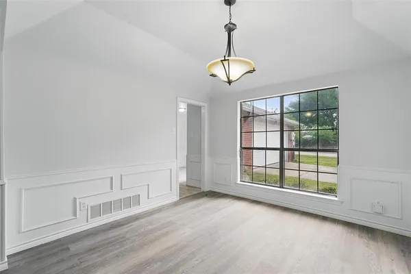 $2,500 | 829 Hunters Creek Drive, DeSoto, TX 75115