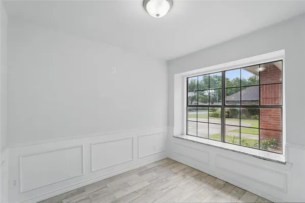 $2,500 | 829 Hunters Creek Drive, DeSoto, TX 75115