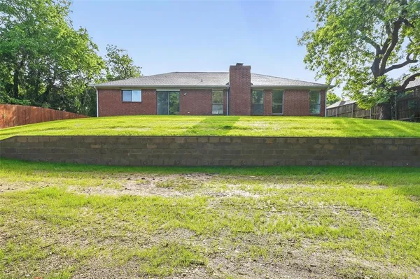 $2,500 | 829 Hunters Creek Drive, DeSoto, TX 75115