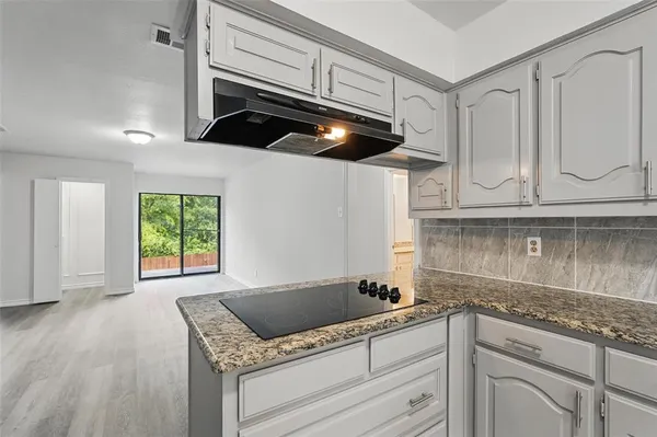 $2,500 | 829 Hunters Creek Drive, DeSoto, TX 75115