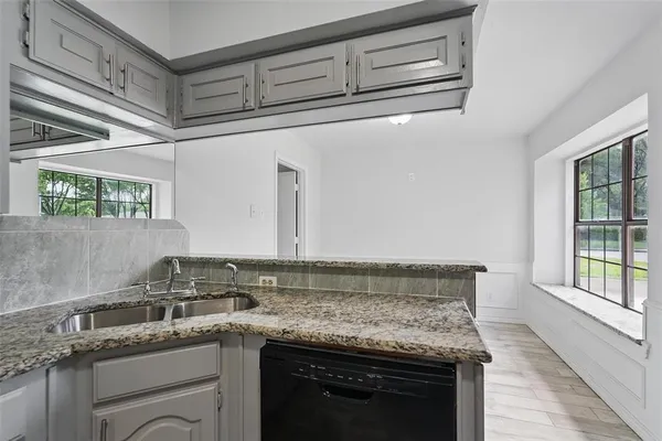 $2,500 | 829 Hunters Creek Drive, DeSoto, TX 75115