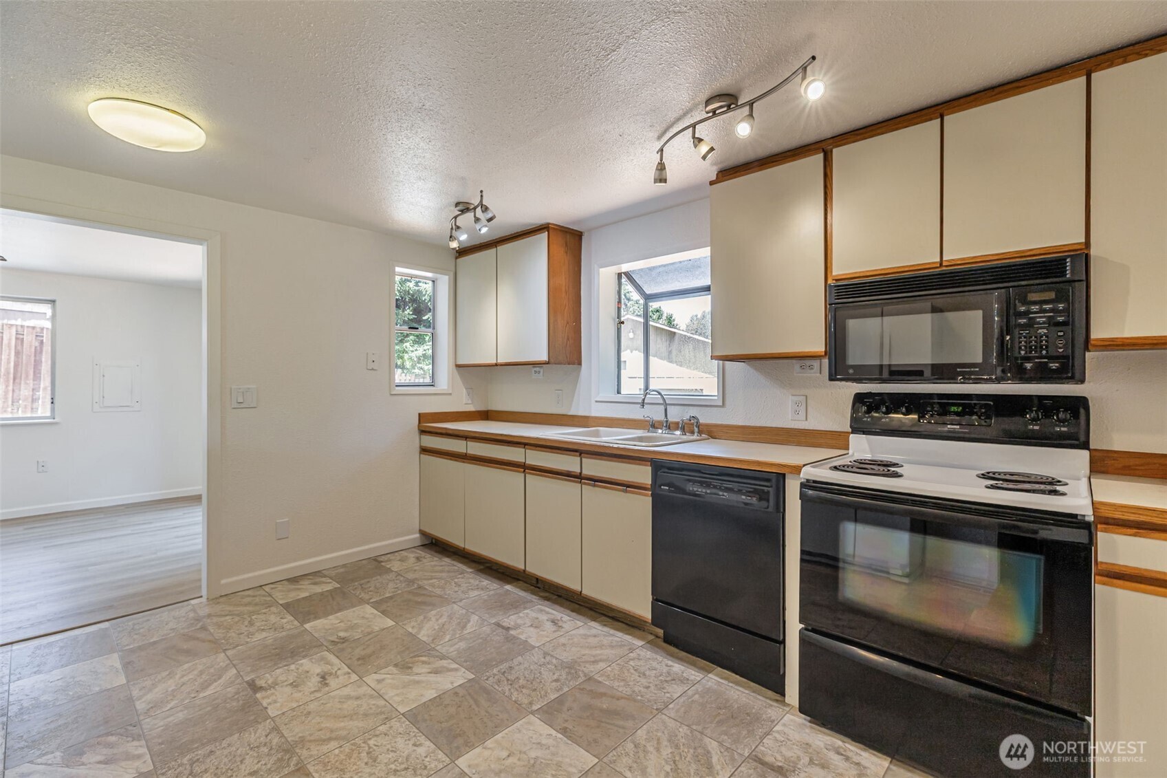 12124 Southeast 161st Street Renton, WA 98058 - Photo 10 of 35 Gallery Image 10