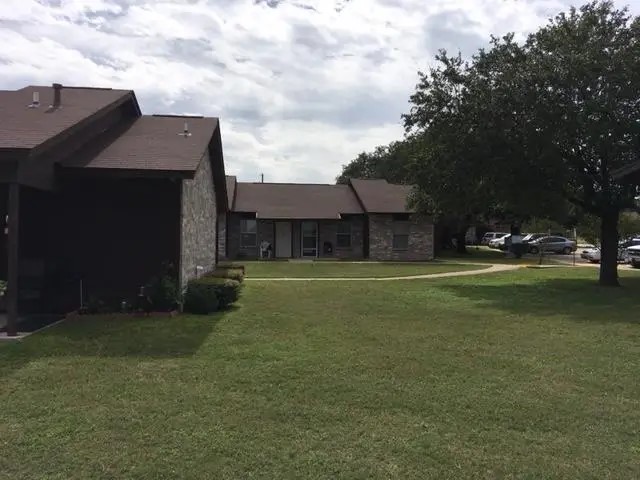 112 Dixon Drive Devine, TX 78016 - Photo 6 of 8