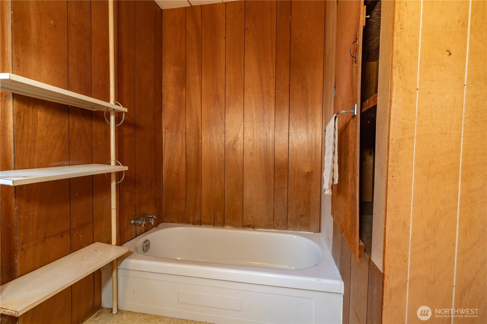 781 Irondale Road Port Hadlock, WA 98339 - Photo 17 of 25 a bathroom with a bathtub