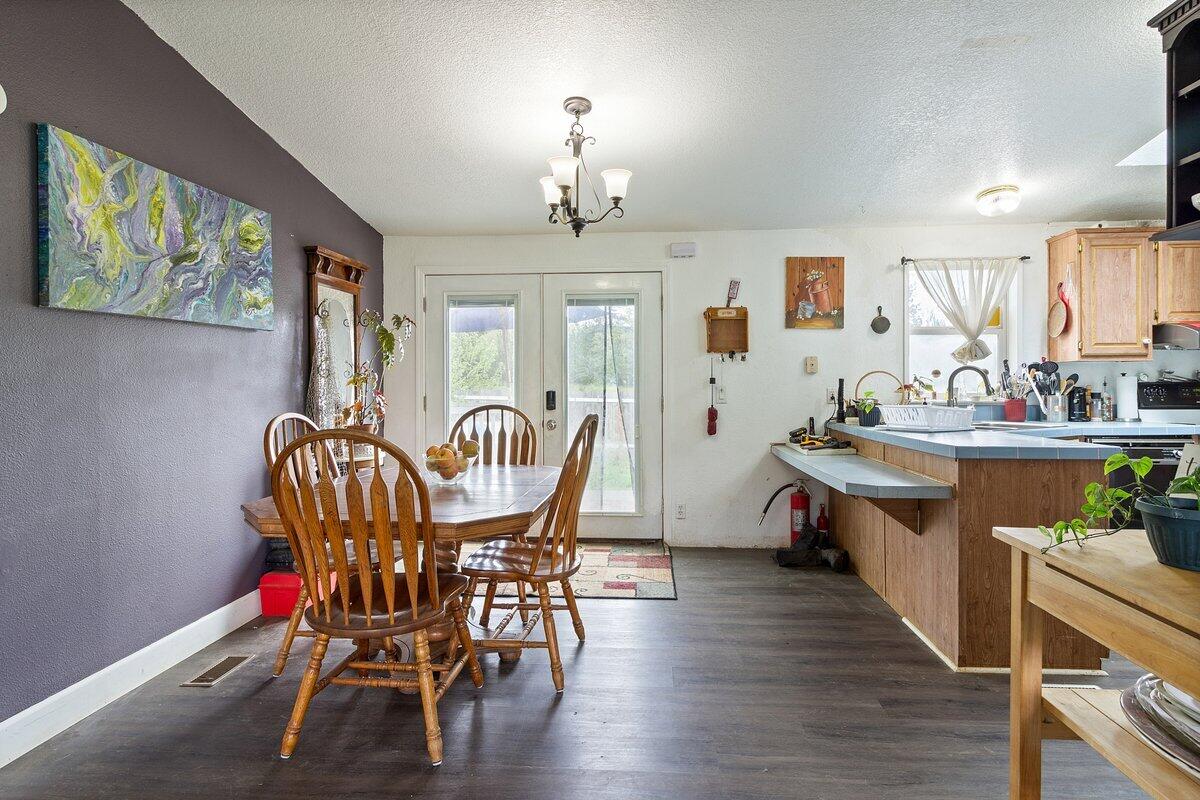 262 Barnes Way Cave Junction, OR 97523 - Photo 9 of 30 Dining area