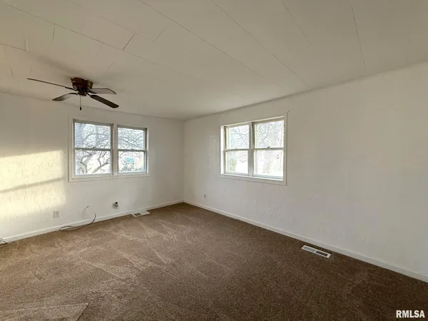 $94,900 | 393 East 5th Street, Woodhull, IL 61490