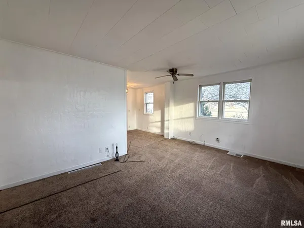 $94,900 | 393 East 5th Street, Woodhull, IL 61490