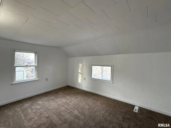 $94,900 | 393 East 5th Street, Woodhull, IL 61490
