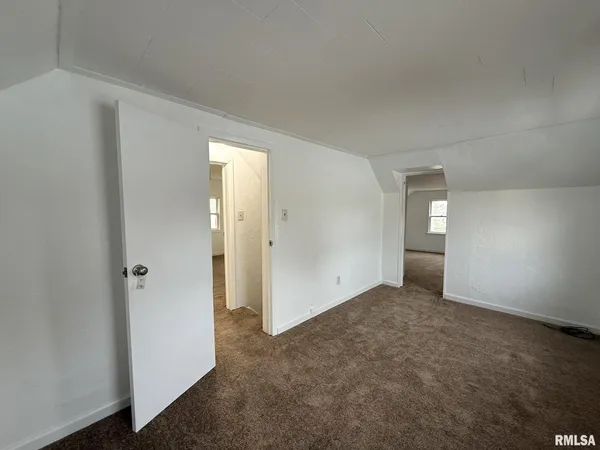 $94,900 | 393 East 5th Street, Woodhull, IL 61490