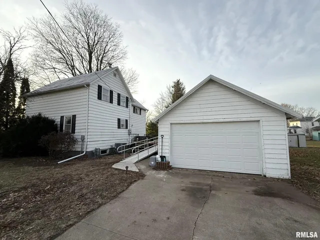 $99,900 | 393 East 5th Street, Woodhull, IL 61490