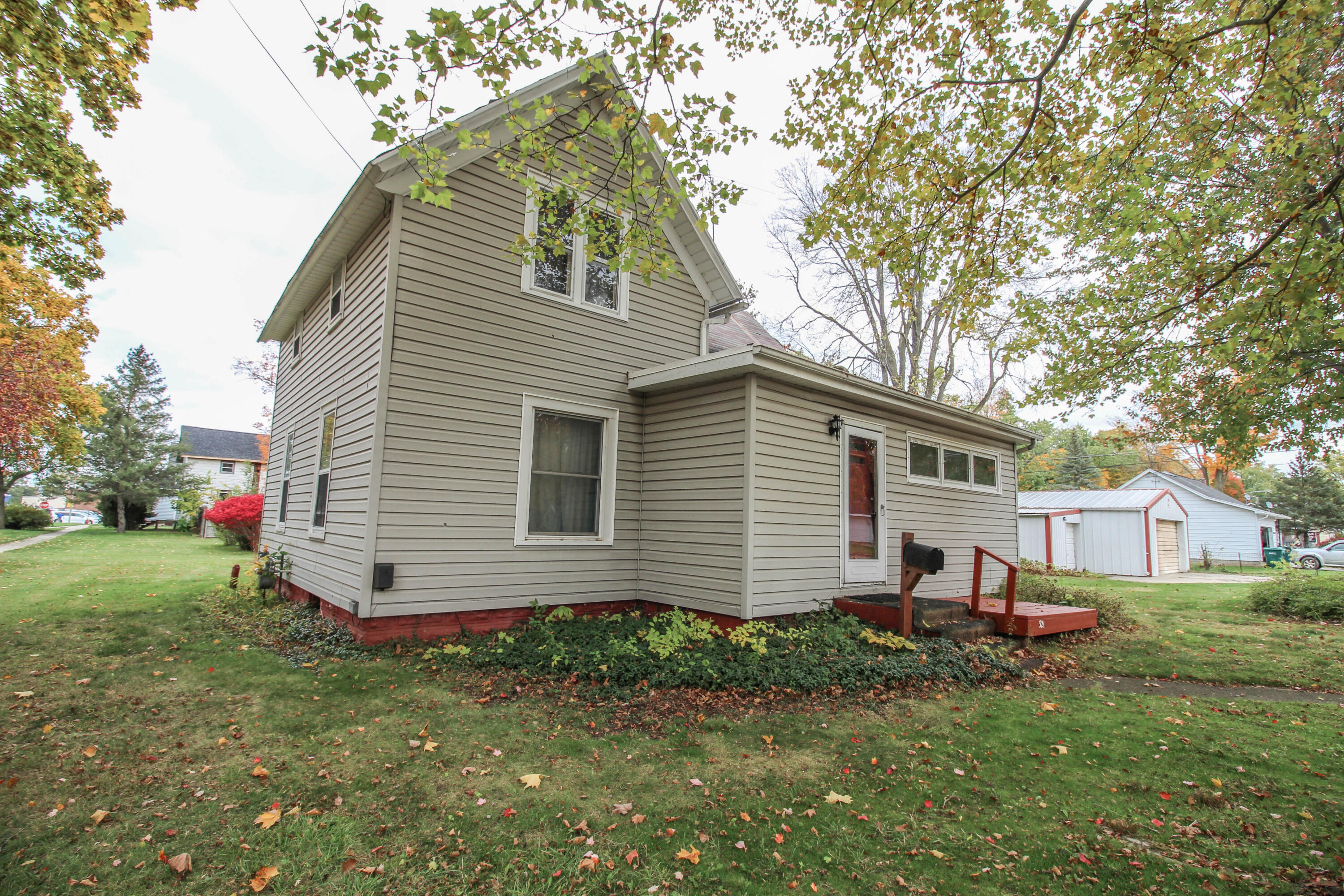 321 West Cushman Street Three Rivers, MI 49093 - Photo 1 of 24 Cushman-9386