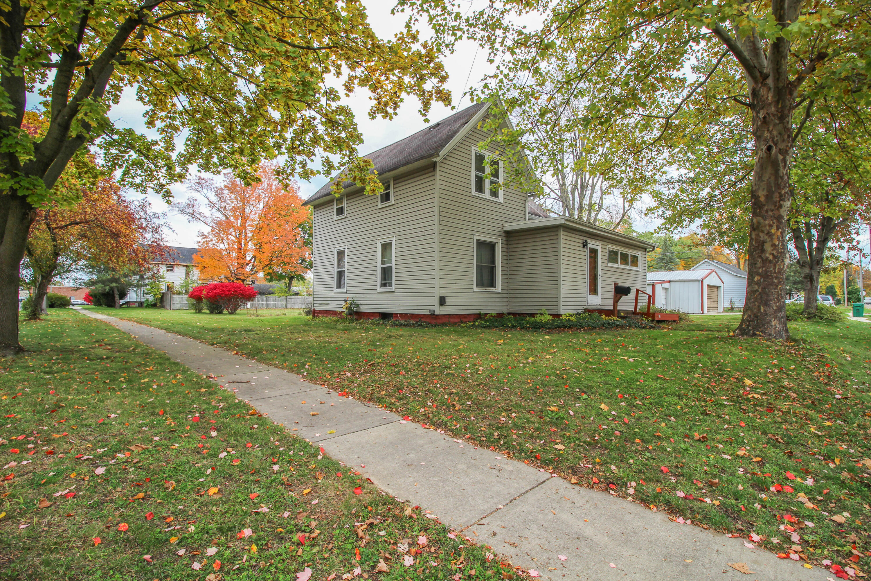 321 West Cushman Street Three Rivers, MI 49093 - Photo 2 of 24 Cushman-9389