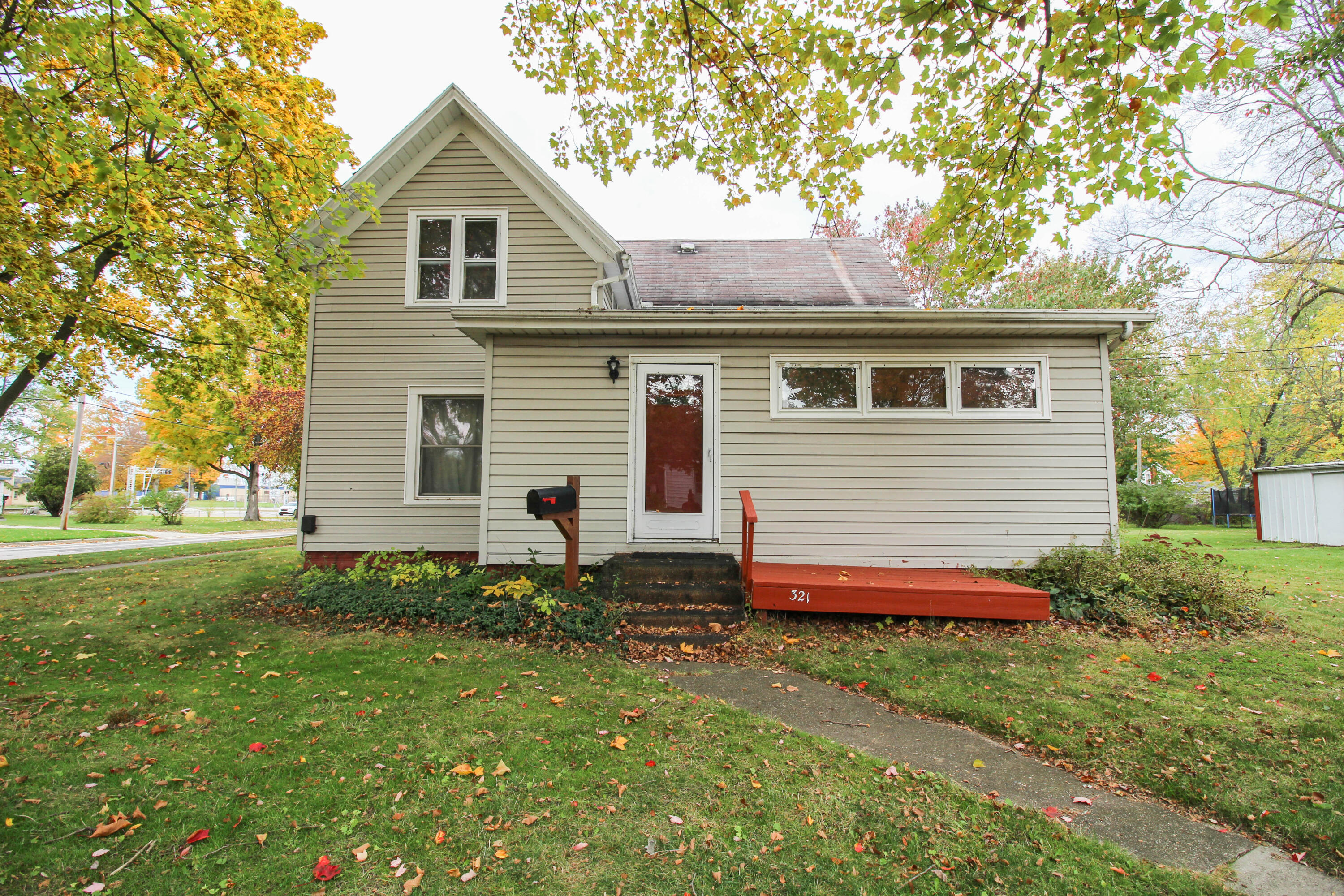 321 West Cushman Street Three Rivers, MI 49093 - Photo 3 of 24 Cushman-9391