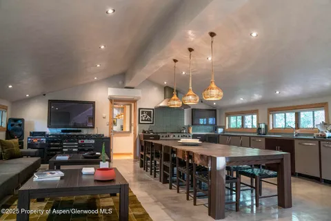 a view of a entryway with retail shops