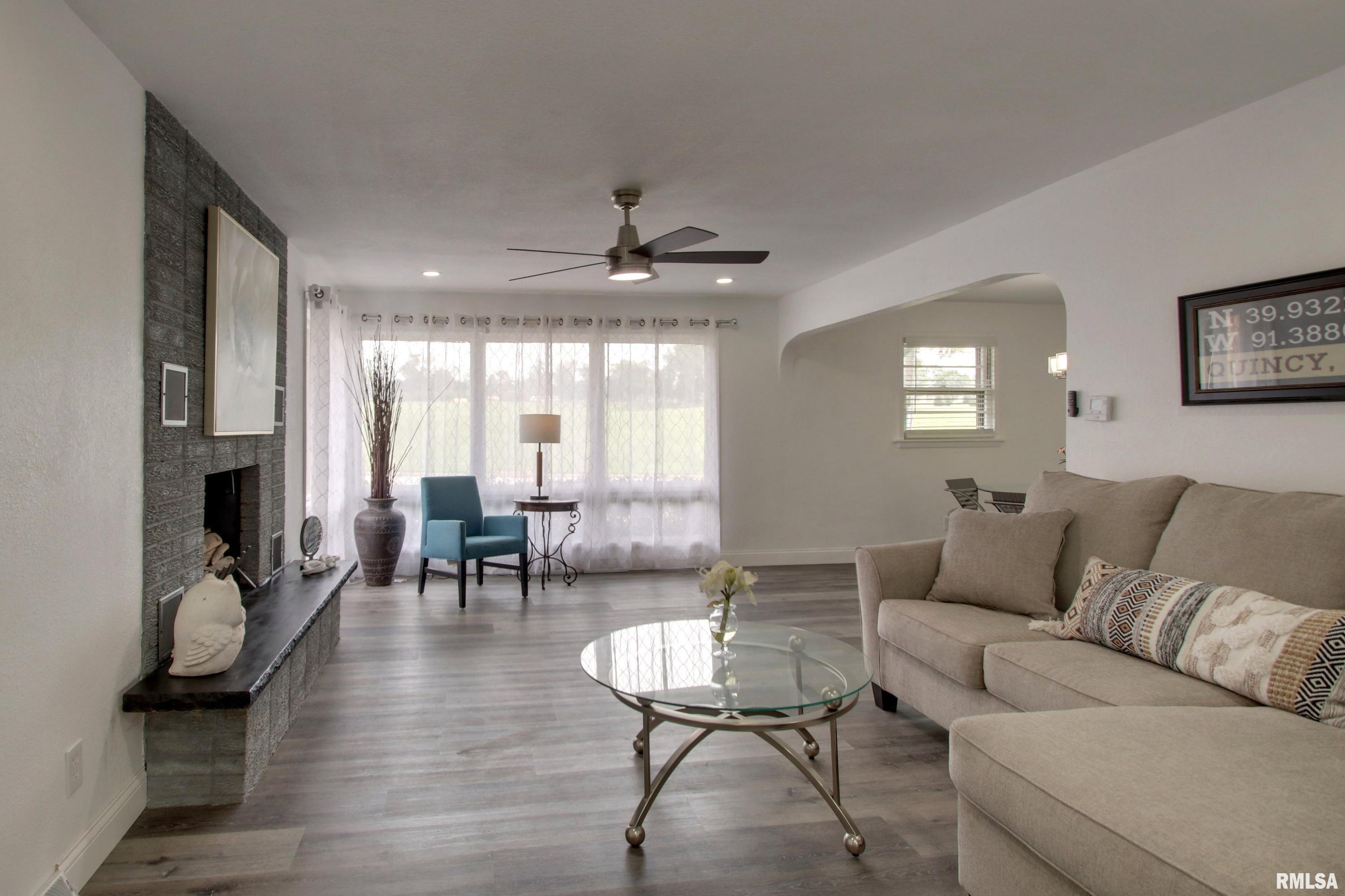 916 Locust Street Quincy, IL 62301 - Photo 4 of 21