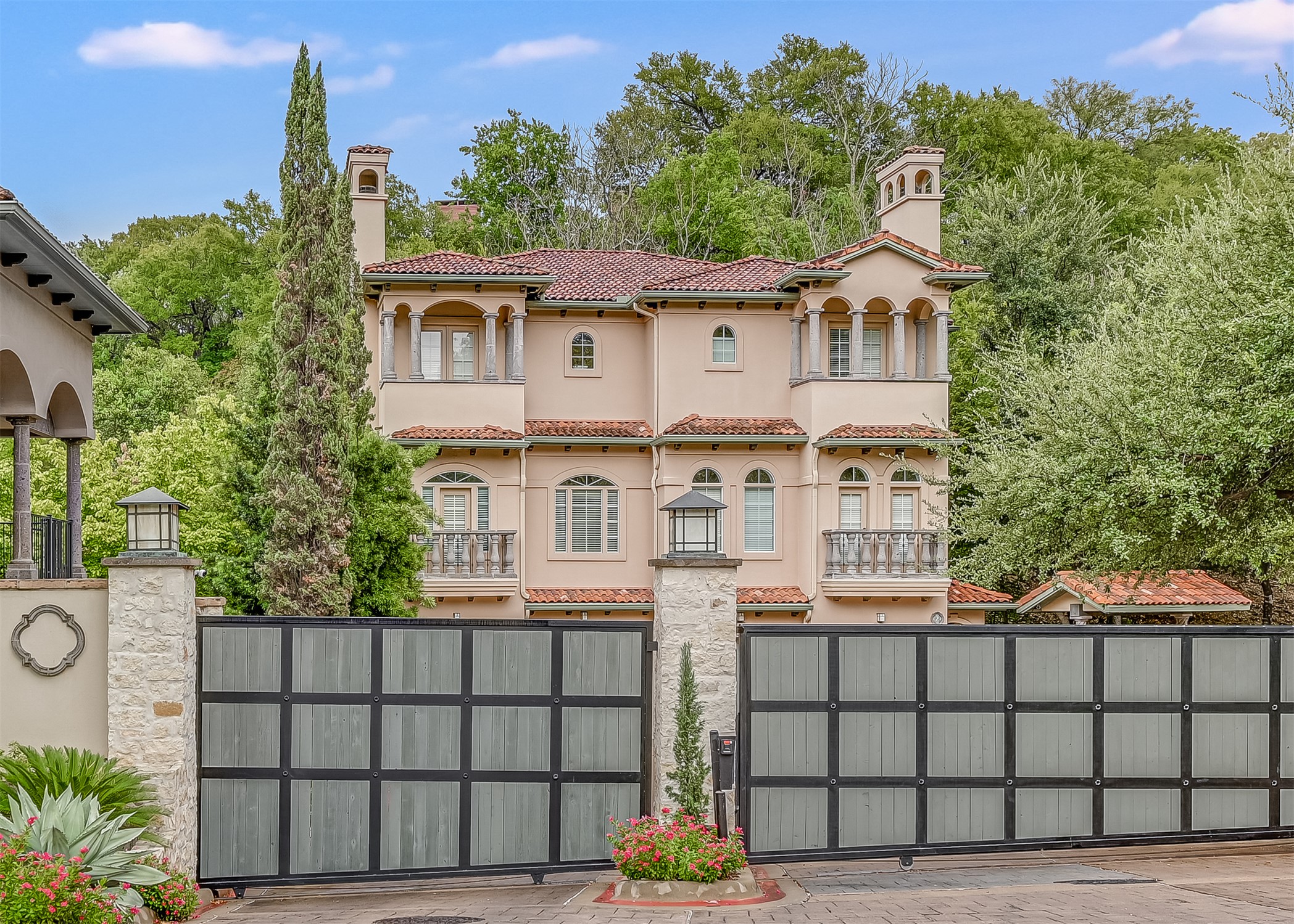 1529 Barton Springs Road, Unit 13 Austin, TX 78704 - Photo 28 of 35 a front view of a house with plants