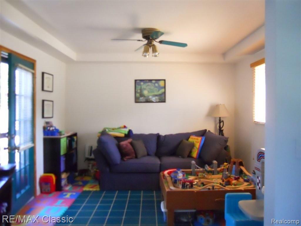 32710 Ridgefield Avenue Warren, MI 48088 - Photo 14 of 19 Family Room.