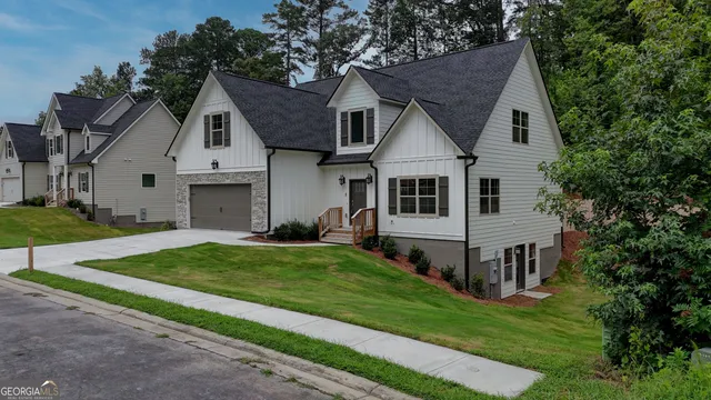 a view of house with garden