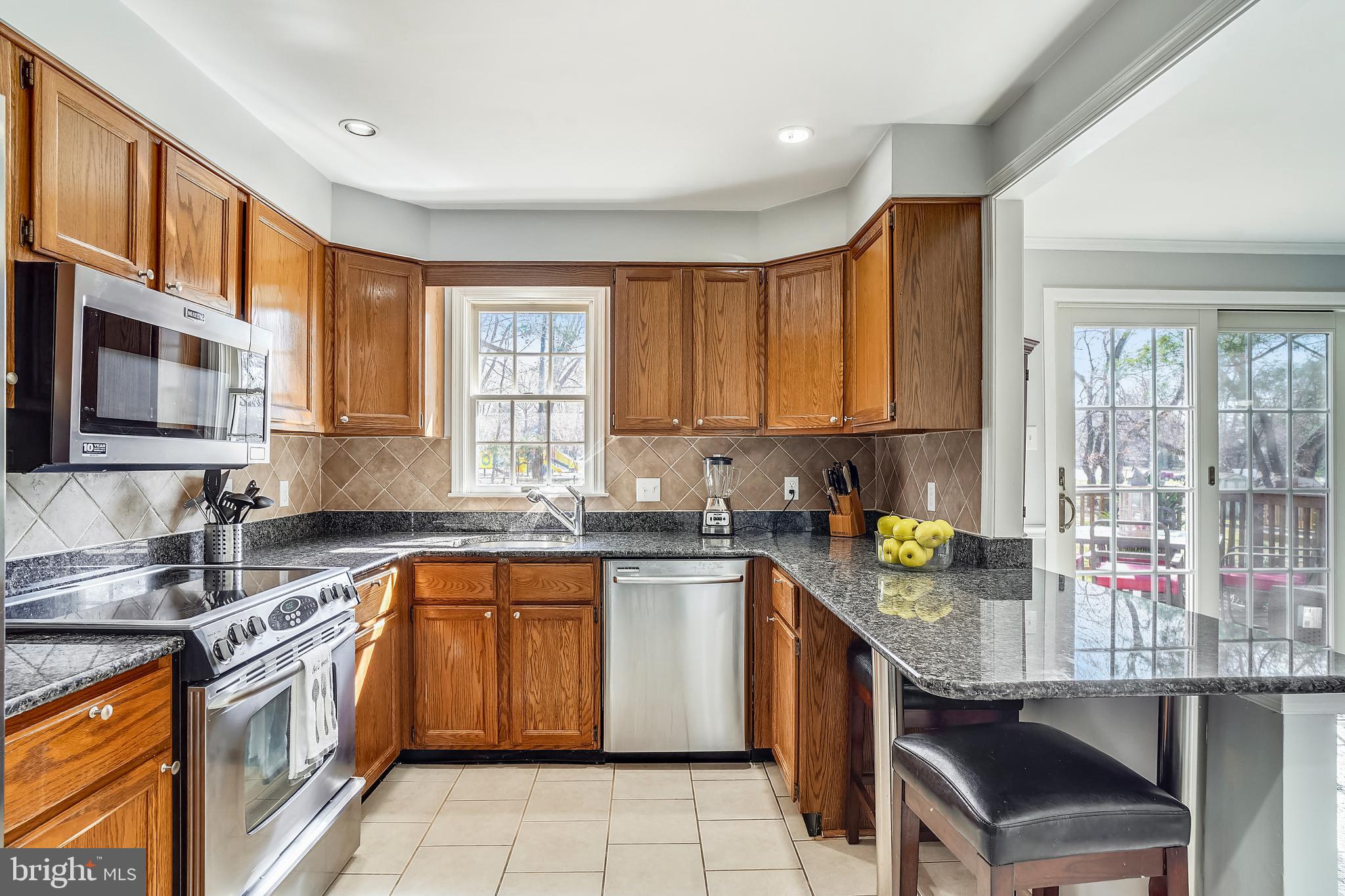 303 Buttry Road Gaithersburg, MD 20877 - Photo 10 of 38 Breakfast bar