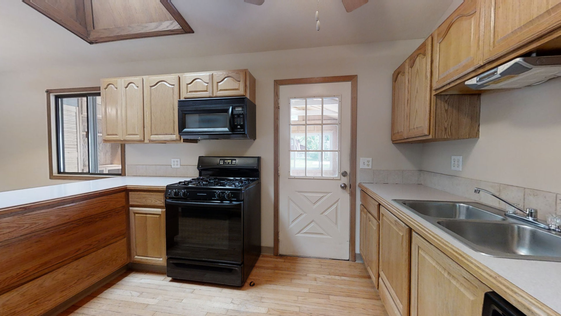 2112 Old Elm Road Lindenhurst, IL 60046 - Photo 8 of 33