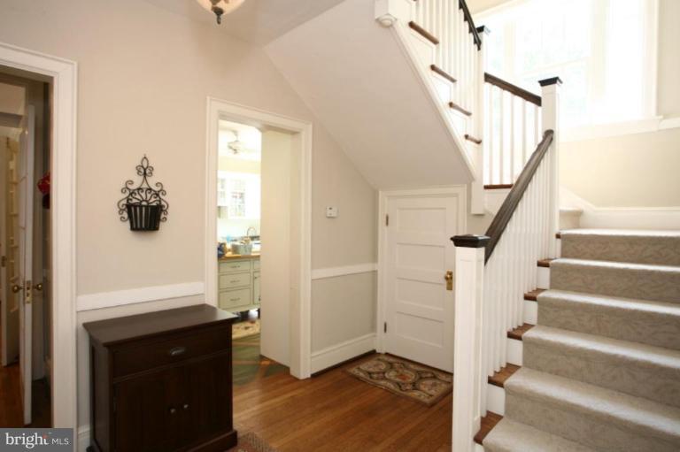 603 Edgevale Road Baltimore, MD 21210 - Photo 4 of 18 Hallway