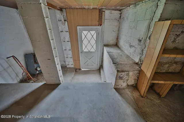 a view of a house with backyard