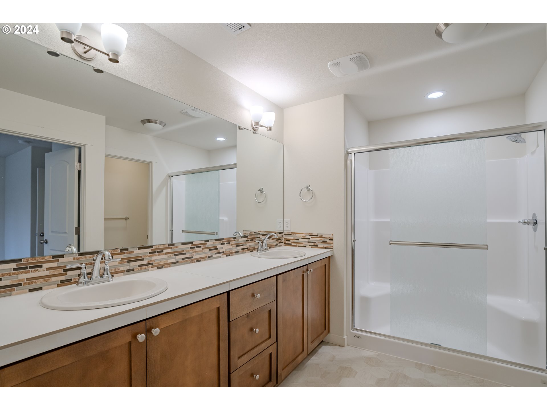 6912 North Montgomery Circle Ridgefield, WA 98642 - Photo 14 of 22 Bathroom, Attached