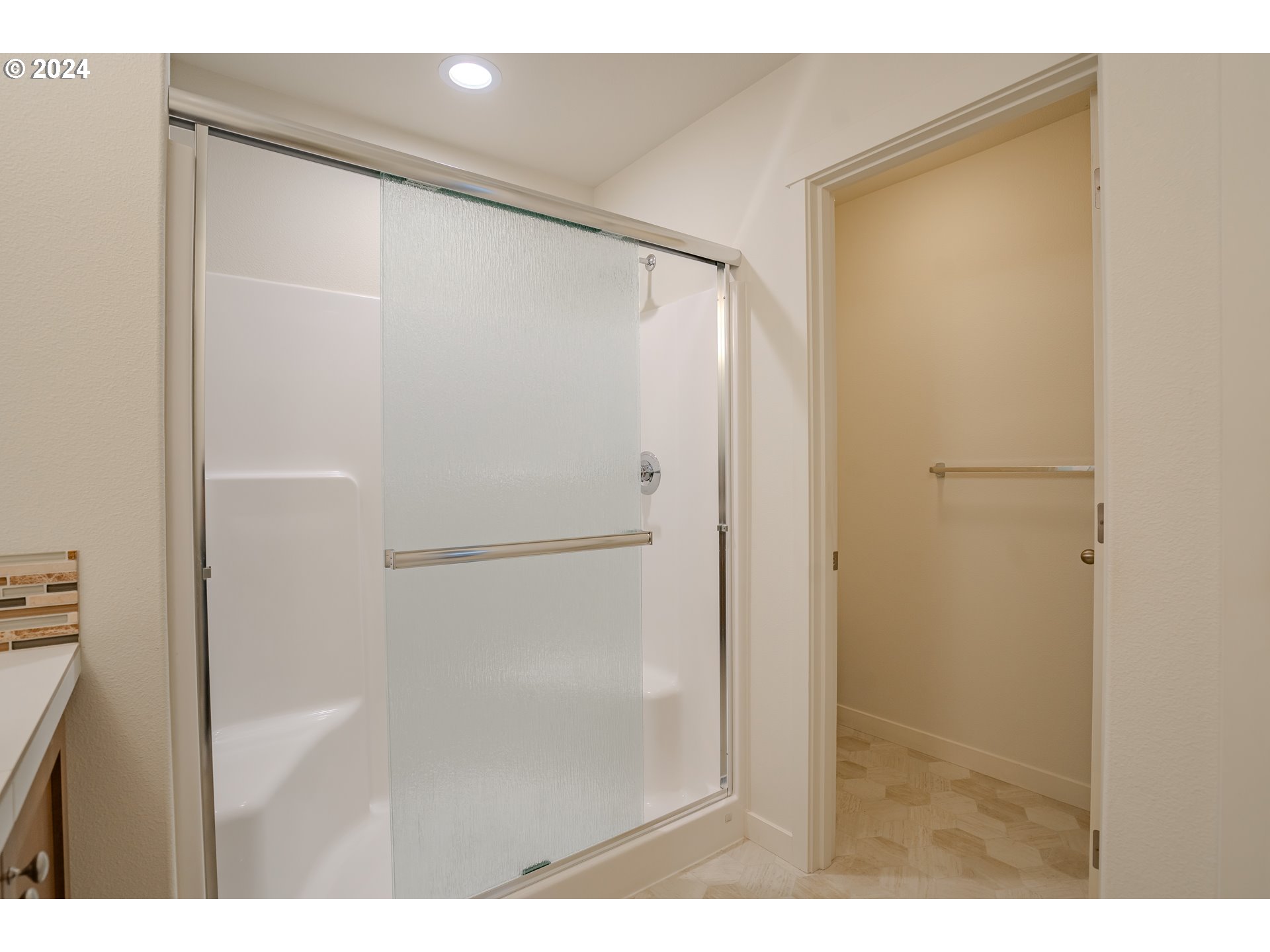 6912 North Montgomery Circle Ridgefield, WA 98642 - Photo 15 of 22 Bathroom, Attached