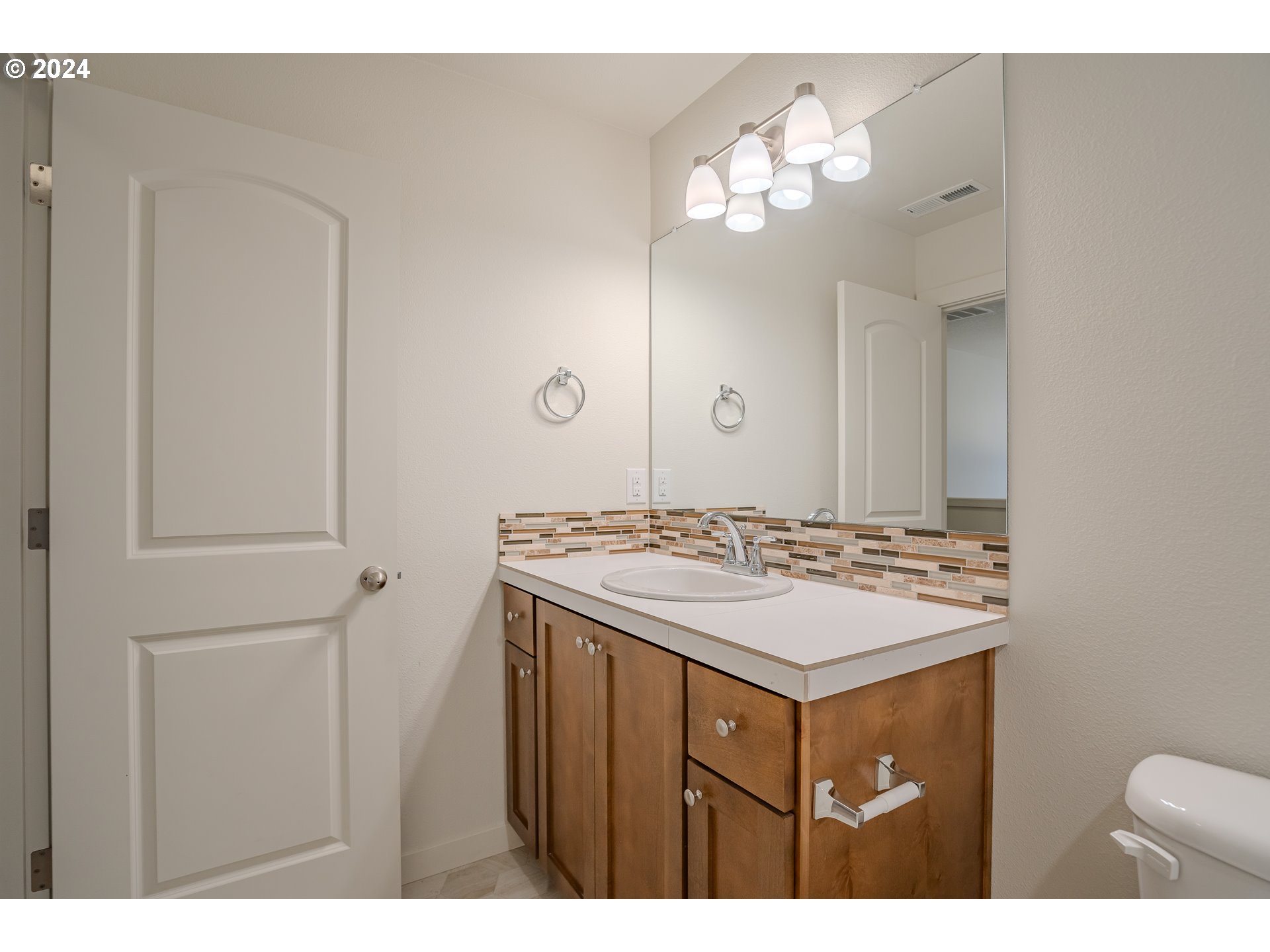 6912 North Montgomery Circle Ridgefield, WA 98642 - Photo 18 of 22 Bathroom