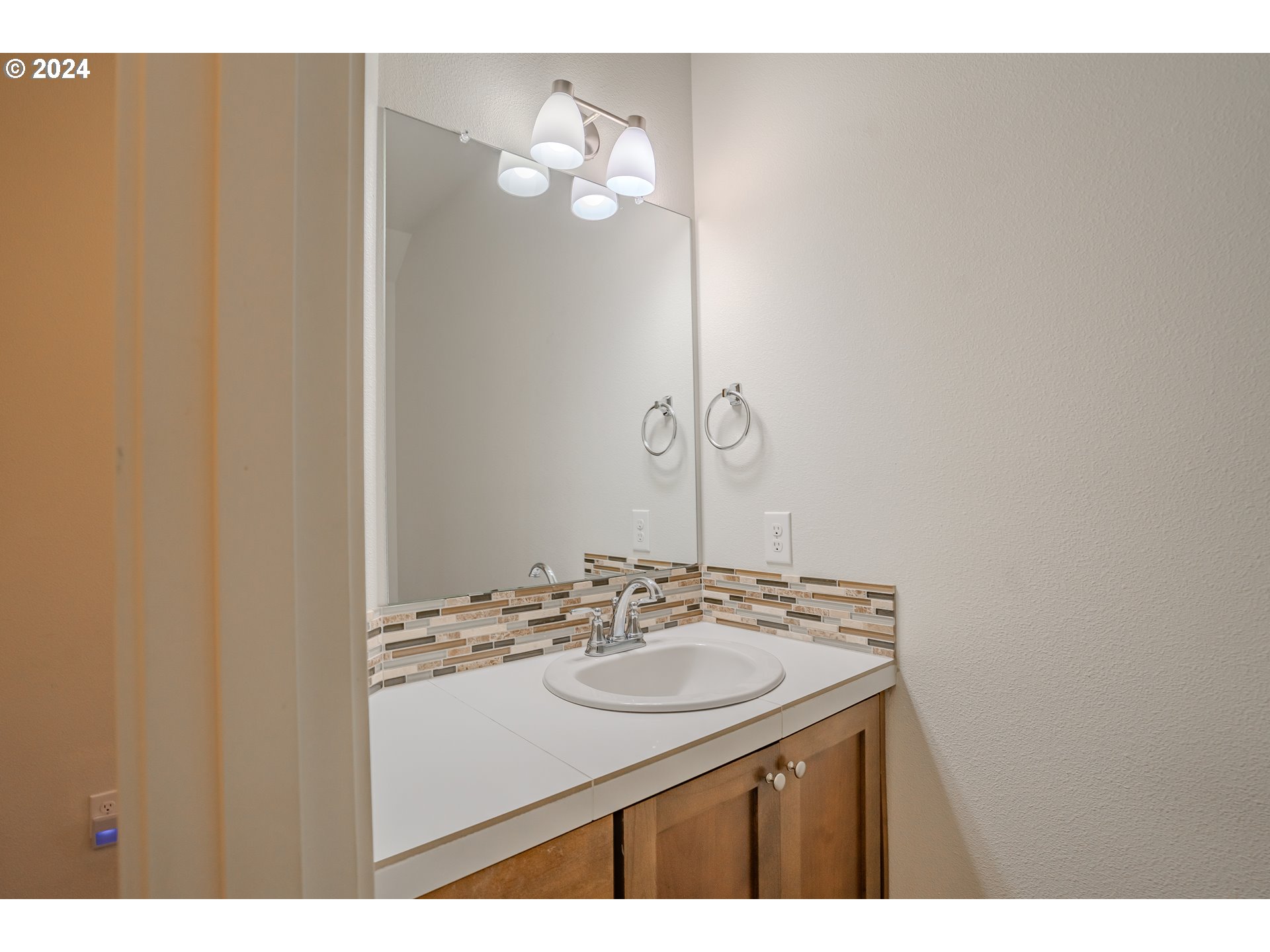 6912 North Montgomery Circle Ridgefield, WA 98642 - Photo 9 of 22 Bathroom