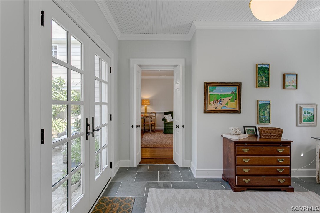 4 South Wilton Road Richmond, VA 23226 - Photo 24 of 49 a view of a hallway with workspace and a window