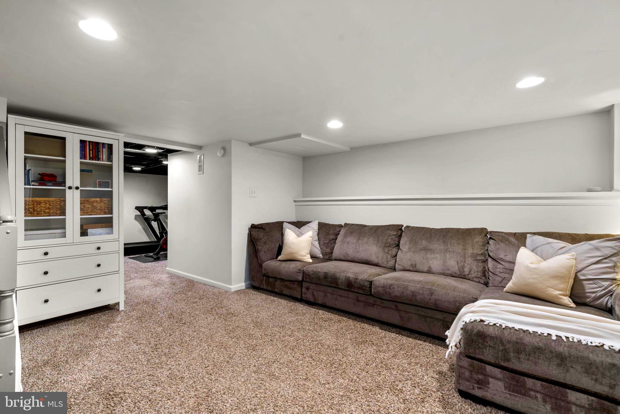 1126 Elm Road Baltimore, MD 21227 - Photo 23 of 30 Large entertaining space adjacent to full bath