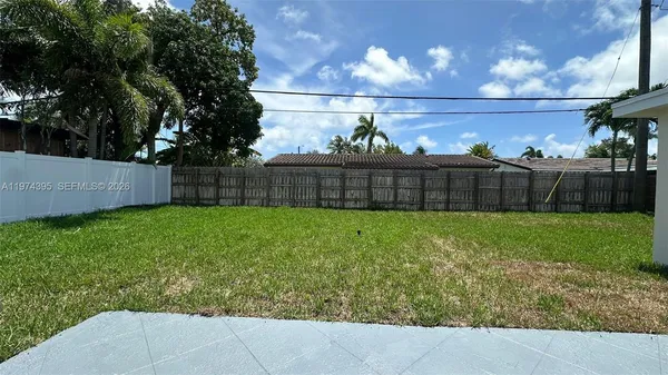 a view of a back yard